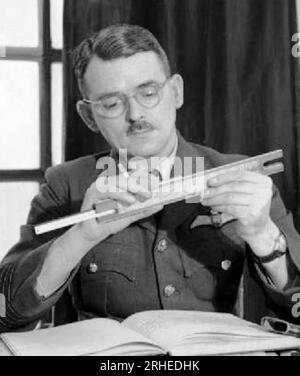 FRANK WHITTLE (1907-1996) ingénieur anglais de la RAF et inventeur du turboréacteur sur une photo de 1943 Banque D'Images