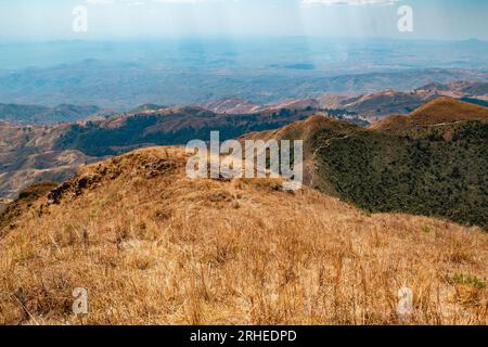 Vue panoramique de la vallée contre le ciel vu de Mbeya Paek dans la chaîne de montagnes de Mbeya, Tanzanie Banque D'Images