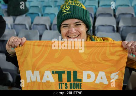 Sydney, Australie. 16 août 2023. Fans australiens lors du match de demi-finale de la coupe du monde féminine de la FIFA 2023 entre les femmes australiennes et les femmes anglaises au Stadium Australia, Sydney, Australie le 16 août 2023. Photo de Peter Dovgan. Usage éditorial uniquement, licence requise pour un usage commercial. Aucune utilisation dans les Paris, les jeux ou les publications d'un seul club/ligue/joueur. Crédit : UK Sports pics Ltd/Alamy Live News Banque D'Images