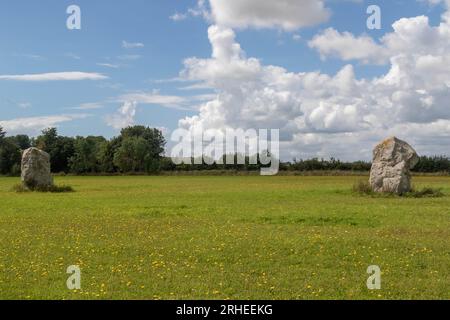 Les Longstones "Adam & Eve" font partie du site du patrimoine mondial de l'UNESCO de Stonehenge, Avebury et sites associés situé dans le Wiltshire, Angleterre, Royaume-Uni Banque D'Images