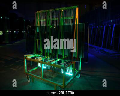 ligne de production d'une usine de pare-brise de voiture. usine de pare-brise de voiture .car glass sur la chaîne de production dans une usine de verre Banque D'Images