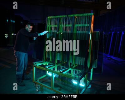 ligne de production d'une usine de pare-brise de voiture. usine de pare-brise de voiture .car glass sur la chaîne de production dans une usine de verre Banque D'Images