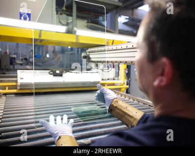 ligne de production d'une usine de pare-brise de voiture. usine de pare-brise de voiture .car glass sur la chaîne de production dans une usine de verre Banque D'Images