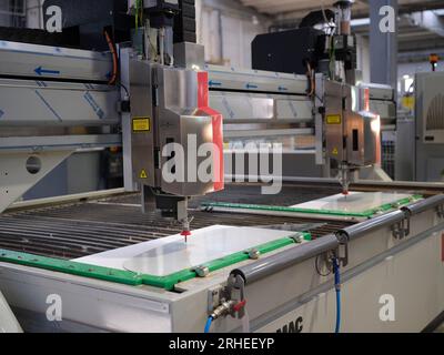 ligne de production d'une usine de pare-brise de voiture. usine de pare-brise de voiture .car glass sur la chaîne de production dans une usine de verre Banque D'Images