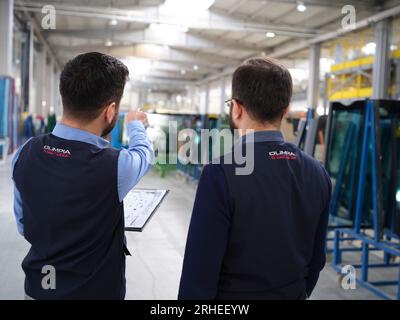 ligne de production d'une usine de pare-brise de voiture. usine de pare-brise de voiture .car glass sur la chaîne de production dans une usine de verre Banque D'Images