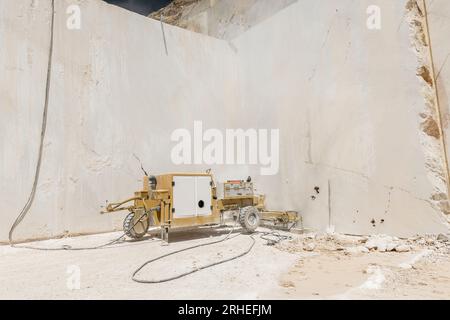 belle et artistique photographie d'une mine de marbre. y compris les hommes travaillant avec de la machinerie lourde Banque D'Images