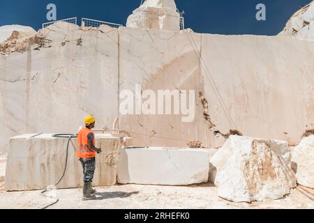 belle et artistique photographie d'une mine de marbre. y compris les hommes travaillant avec de la machinerie lourde Banque D'Images