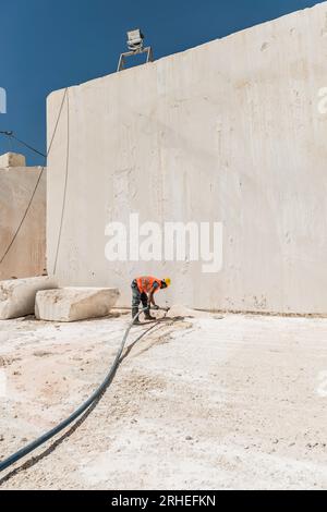 belle et artistique photographie d'une mine de marbre. y compris les hommes travaillant avec de la machinerie lourde Banque D'Images