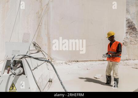 belle et artistique photographie d'une mine de marbre. y compris les hommes travaillant avec de la machinerie lourde Banque D'Images