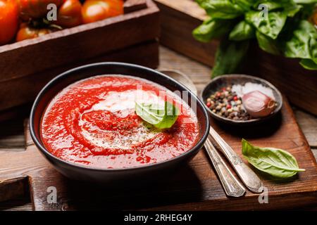 Soupe fraîche de gazpacho aux tomates maison Banque D'Images