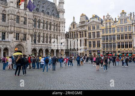 Bruxelles, Belgique - 10 septembre 2022 : foule de gens sur la Grand place, la place centrale de Bruxelles, Belgique Banque D'Images