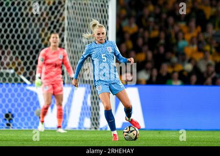 Sydney, Australie. 16 août 2023. Sydney, Australie, 16 août 2023 : Alex Greenwood (5 Angleterre) passe le ballon lors du match de demi-finale de la coupe du monde féminine de la FIFA 2023 entre l'Australie et l'Angleterre au Stadium Australia à Sydney, Australie. (Daniela Porcelli/SPP) crédit : SPP Sport Press photo. /Alamy Live News Banque D'Images