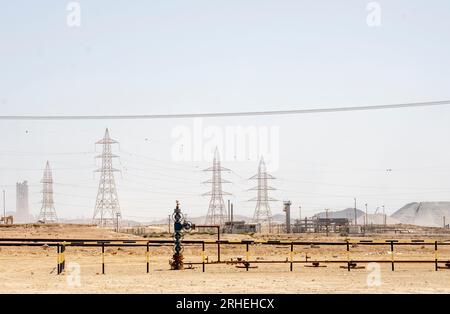 Oléoducs et gazoducs avec vannes, infrastructure du champ pétrolier à Bahreïn Banque D'Images