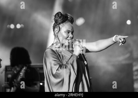Tunis, Tunisie, le 15 août 2023. La chanteuse nigériane Yemi Alade se produit lors de la 57e édition du Festival International de Carthage au Théâtre romain de Carthage, à Tunis, Tunisie, le 15 août 2023. (Photo de Yassine Mahjoub/NurPhoto) crédit : NurPhoto SRL/Alamy Live News Banque D'Images