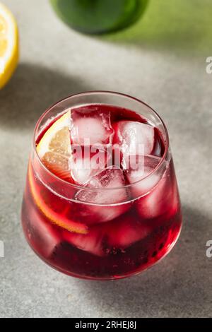 Vin mousseux Boozy Cold Tinto de Verano au citron Banque D'Images