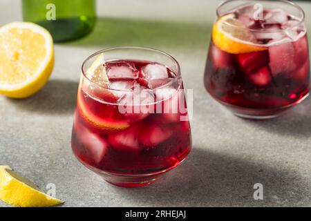 Vin mousseux Boozy Cold Tinto de Verano au citron Banque D'Images