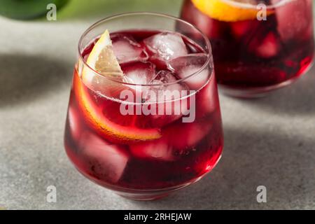 Vin mousseux Boozy Cold Tinto de Verano au citron Banque D'Images