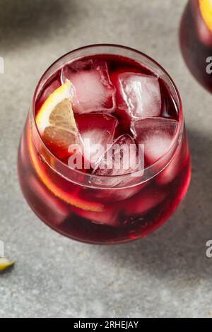 Vin mousseux Boozy Cold Tinto de Verano au citron Banque D'Images