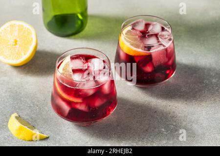 Vin mousseux Boozy Cold Tinto de Verano au citron Banque D'Images