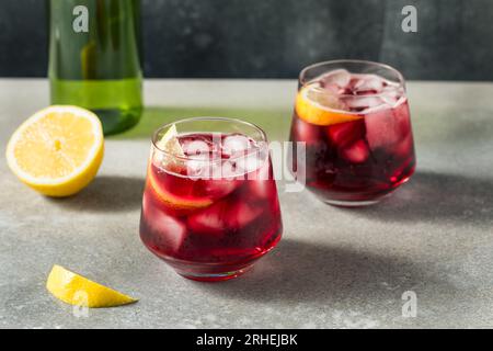 Vin mousseux Boozy Cold Tinto de Verano au citron Banque D'Images