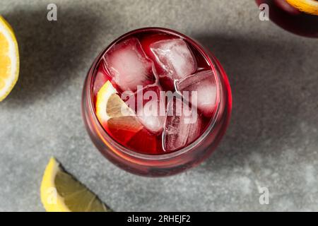 Vin mousseux Boozy Cold Tinto de Verano au citron Banque D'Images