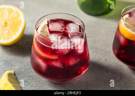 Vin mousseux Boozy Cold Tinto de Verano au citron Banque D'Images