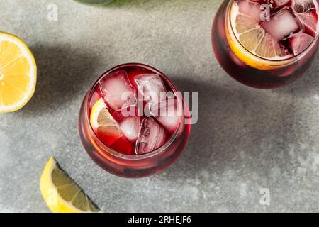 Vin mousseux Boozy Cold Tinto de Verano au citron Banque D'Images