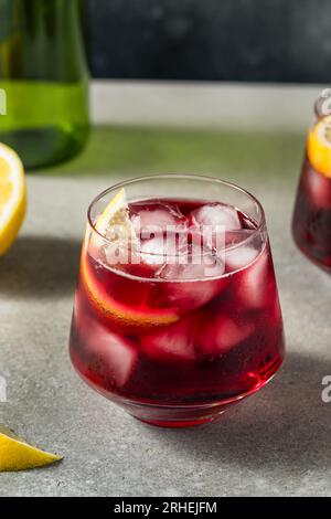 Vin mousseux Boozy Cold Tinto de Verano au citron Banque D'Images