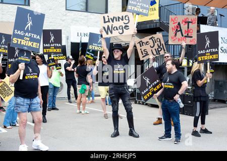 Nashville, États-Unis. 15 août 2023. Des acteurs, chanteurs et artistes locaux assistent à un rassemblement au chapitre SAG-AFTRA de Nashville pour soutenir les membres impliqués dans la grève syndicale actuelle. Music Row, Nashville, TN, 15 août 2023. (Photo de Kindell Buchanan/Sipa USA) crédit : SIPA USA/Alamy Live News Banque D'Images