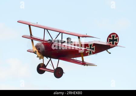 'Red Baron' Fokker DR.I, Dreidecker, Triplan, réplique de l'avion de chasse allemand de la première Guerre mondiale. Vol au Little Gransden Airshow Banque D'Images