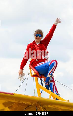 Helen Tempest, marcheur d'aile de longue date, aile marchant en combinaison drapeau Union Jack. Tenue drapeau britannique. Maintenant Helen Bailey. Wingwalker, wingwalking Banque D'Images