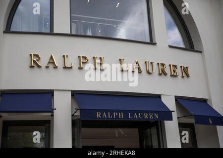Berlin, Allemagne. 16 août 2023. Vitrine du magasin Ralph Lauren à Berlin, Allemagne, le 16 août 2023. Les fils de Ralph Lauren emmêlés dans les allégations de travail forcé : les enquêteurs canadiens démêlent les allégations selon lesquelles la chaîne d'approvisionnement de la marque pourrait être tissée avec des fils de travail forcé ouïghour dans le Xinjiang en Chine. (Photo de Michael Kuenne/PRESSCOV/Sipa USA) crédit : SIPA USA/Alamy Live News Banque D'Images