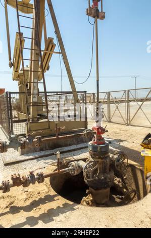 Vérin de pompe, cheval de pétrole, vérin de pétrole, pompe de faisceau extrayant le pétrole brut du puits de pétrole dans le désert de Bahreïn Banque D'Images