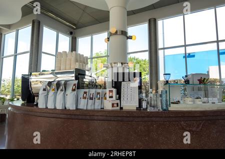 MUG café comptoir et bureau, intérieur du café Bahreïn Banque D'Images