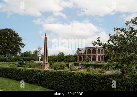 Kenilworth Angleterre juillet 29 2023 Château de Kenilworth jardins élisabéthains entièrement restaurés par un ciel bleu ensoleillé Banque D'Images