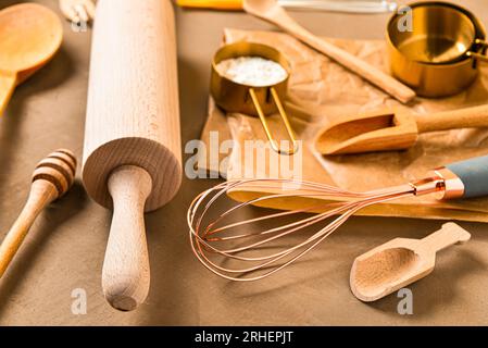 Ensemble d'ustensiles de cuisson sur fond brun Banque D'Images