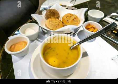 Soupe aux lentilles. Crossroads restaurant Bahreïn Banque D'Images