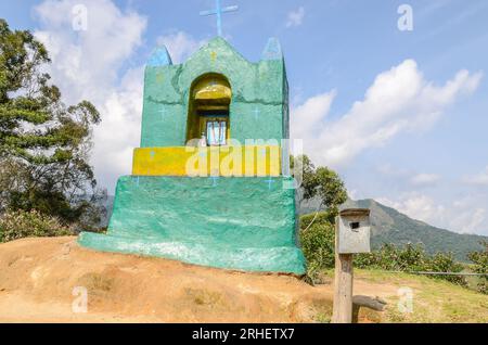 Une croix, statue de mère Marie avec l'enfant Jésus et portrait de Saint Antoine au sommet d'une colline à Munnar Banque D'Images