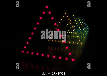 Gros plan sur une rangée de lumières LED multicolores en forme de triangle. Banque D'Images