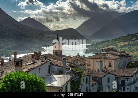 Le village médiéval de Barrea offre une vue panoramique sur le lac homonyme dans le parc national des Abruzzes Latium et Molise. Barrea, Abuzzo Banque D'Images