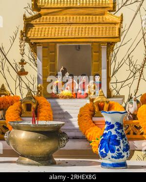 Golden Yellow Spirit House Buddha Shrine Marigold Garlands Encens Yodpiman Pak Khlong Talat Flower Market Bangkok Thaïlande. Sanctuaire du protecteur Banque D'Images