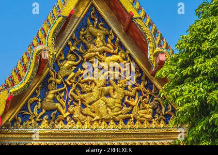 Golden Temple Guardians Fighting relief Pavilion toit Wat Pho po Temple Complex Bangkok Thaïlande. Construit dans les années 1600 L'un des plus anciens temples de Thaïlande an Banque D'Images