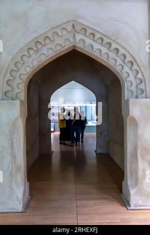 Visiteurs au musée national de Bahreïn Banque D'Images