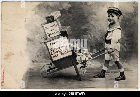 Carte de voeux de bonne annee : un enfant livrant '365 jours de bonheur' avec une brouette - carte postale datee 1906 Banque D'Images