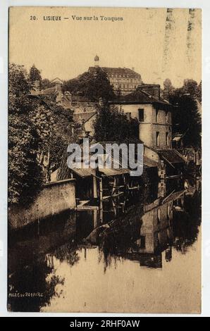 Normandie, Calvados (14), Lisieux : maisons au bord de la Touques - carte postale datée 1934 Banque D'Images