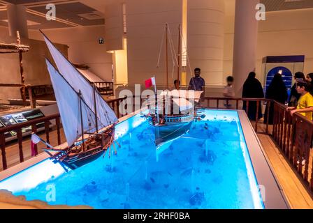 Musée de Bahreïn : installation de bateaux perliers. Plongée pour installation de perles Banque D'Images