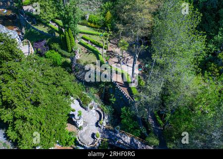 Vue aérienne des Jardins Artigas ou Jardins Artigas conçus par Antoni Gaudí. Vue du pont arqué à la Pobla de Lillet, Catalogne, Espagne. En 190 Banque D'Images