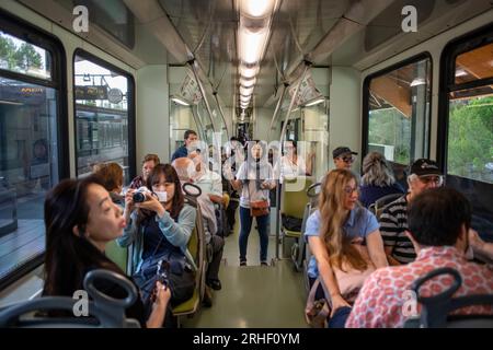 Touristes asiatiques à l'intérieur du train de chemin de fer crémallera à crémaillère qui monte la montagne de Montserrat, Monistrol de Montserrat, Barcelone, Espagne. Le Montserrat r Banque D'Images