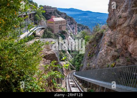 Le téléphérique de Santa Cova monte jusqu'à la chapelle Santa Cova sur la montagne Montserrat à Monistrol de Montserrat, Barcelone, Catalogne, Espagne Banque D'Images