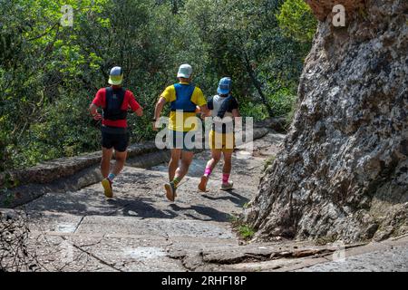 Montserrat, Catalogne, Barcelone Espagne. Les gens courent sur le chemin de la grotte Santa Cova de Montserrat ou Sainte grotte de Montserrat dans la journée d'été. Père Noël Banque D'Images